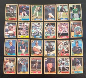 lot 37R image: B - Collection of Vintage Topps Baseball Cards