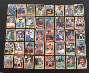 lot 68R image: B - Lot of Assorted 1987 Topps Baseball Cards