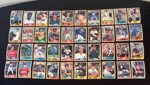 lot 78R image: B - Collection of Vintage Topps Baseball Sports Cards Assorted Players