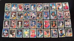 lot 213R image: B - Collection of Vintage Topps Baseball Sports Cards