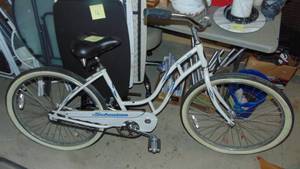 lot 11 image: Ladies Schwinn Cruiser SS Bike