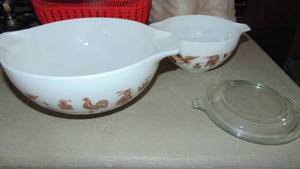 lot 22 image: 2 Pyrex Bowls and Lid