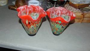 lot 29 image: 2- Art Glass Vases, 7 tall