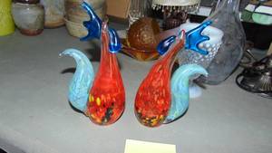 lot 30 image: Pair of Art Glass Roosters. 7 tall