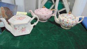 lot 43 image: 3- Vintage Teapots