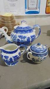 lot 56 image: Assorted English Blue Willow Pieces