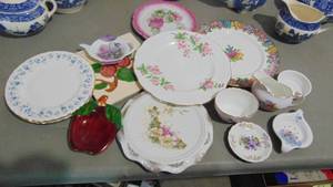 lot 58 image: Assorted China Pieces, Apple and Tea Trivet