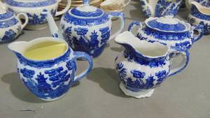 lot 61 image: 4 Pieces of Assorted Blue Willow