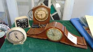 lot 71 image: Assorted Clocks