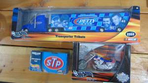 lot 78 image: Hot Wheels Racing Cycle, Semi and Car