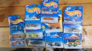 lot 79 image: 10-Hot Wheels Cars