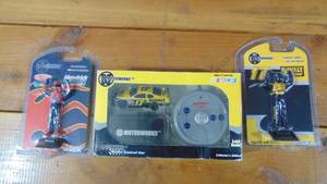 lot 97 image: Motorworks Car and 2 Figures