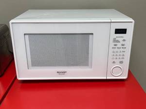 lot 10 image: Sharp Carousel White Countertop Microwave Oven