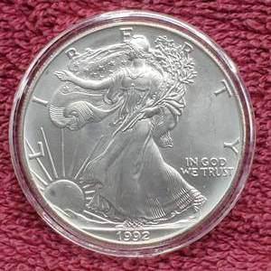 lot 10 image: 1992 American Silver Eagle in Airtite