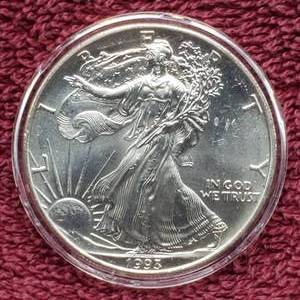 lot 11 image: 1993 American Silver Eagle in Airtite