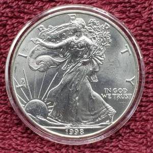 lot 16 image: 1998 American Silver Eagle in Airtite