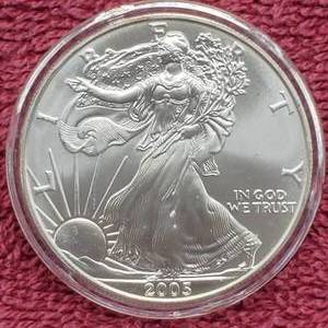 lot 21 image: 2005 American Silver Eagle in Airtite