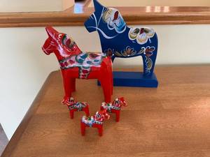 lot 4 image: Dala Horse Figurine Set - Hand-Painted Wooden Swedish Folk Art, 5 Pieces