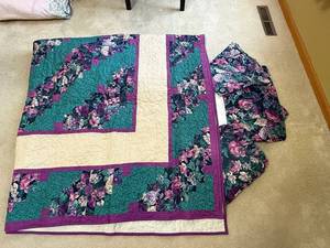 lot 14 image: Floral Quilt Bedspread, Table Cloth, and Pillow - Teal Green, Purple & Cream