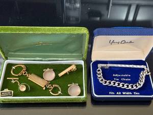 lot 32 image: Vintage Young Quinlan Cufflinks & Adjustable Tie Chain Set in Velvet Boxes