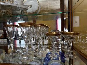 lot 38 image: Champagne Flutes Coupe Style and Wine Glasses with Gold Rims - Clear Glass Stemware Set
