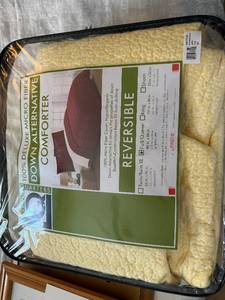 lot 51 image: Comforter - Reversible FullQueen Yellow Quilt