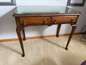 lot 57 image: Antique-Style Mahogany Console Table with Glass Top, 2 Drawers, Brass Hardware
