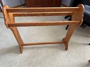lot 72 image: Oak Wood Quilt Rack with Scalloped End Posts