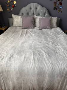 lot 75 image: King Upholstered Gray Tufted Headboard with Tempur-Pedic Adjustable base Mattress Included