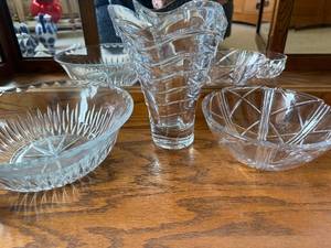lot 94 image: Illusions Crystal 24% Lead Crystal Vase with 3 Bowls - 4-Piece Set