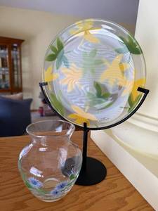 lot 306 image: Sweden Hand-Painted Glass Vase with Blue Flowers & Palm-Leaf Plate on Stand