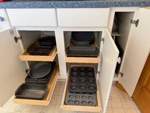 lot 325 image: Assorted Bakeware Set - Muffin Pans, Sheet Pans, Loaf Pans & Cake Pans