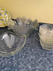 lot 328 image: Clear Glass Bowls Set - Ribbed Leaf Pattern, Serving & Dessert Bowls