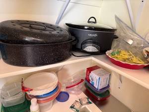 lot 339 image: Crock-Pot Slow Cooker & Speckled Enamel Dutch Oven with Lids - Kitchenware Lot