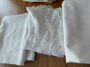 lot 352 image: White Table Linens Lot - Damask Lace Overlay & Square-Pattern Weave (Lot of 3)