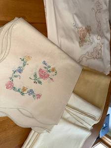 lot 353 image: Table Runner & Napkins - Cream Floral Embroidery Set