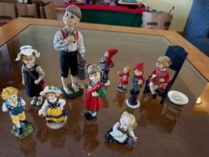 lot 362 image: Candy Designs Norway Porcelain Figurines - Assorted Vintage Children Collection 754361XE