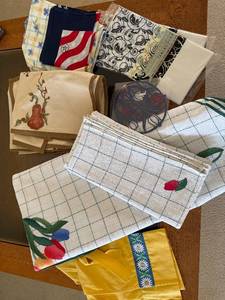 lot 364 image: Vintage Table Linens - Napkins, Placemats & Tablecloths With Floral & Check Patterns