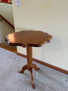 lot 365 image: Vintage Oak Pedestal End Table with Scalloped Edge and Trefoil Base