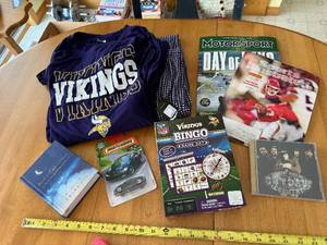 lot 369 image: Minnesota Vikings NFL Team Apparel Purple T-Shirt