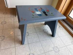 lot 370 image: Blue Painted Wooden Stepstool - Folk-Art Couple Under Heart Scene