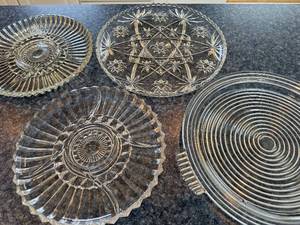 lot 372 image: Dessert Plates - Clear Glass Set of 4 With Starburst, Geometric Star & Ring Patterns