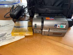 lot 413 image: Sony Handycam Vision CCD-TRV615 Hi8 Camcorder - 2 Hi8 Tapes Included
