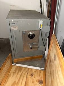 lot 424 image: Heavy-Duty Steel Safe with Dial Lock - 1 Unit