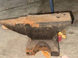 lot 427 image: Anvil - Cast Iron Bench With Horn & Hardy Hole