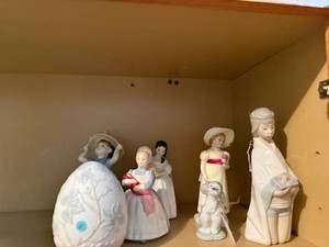 lot 468 image: Porcelain Figurine Set With Egg Vase - Hand-Painted Collection