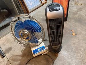 lot 513 image: Desk Fan (Blue Blades) & Tower Fan