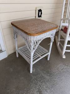 lot 600 image: White Wicker End Table with Wood Top & Rocking Chair