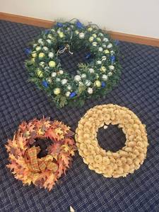 lot 108 image: Set of 3 Decorative Wreaths - Holiday and Seasonal Designs
