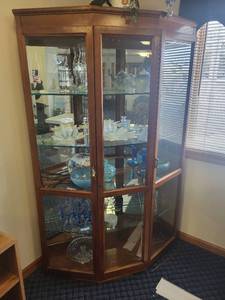 lot 123 image: Glass Front Corner Curio Cabinet with Shelves and Key